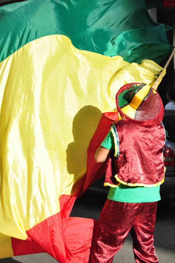 Bandeira boliviana é agitada em bloco de carnaval com as cores daquele país, em ruas de San Telmo, em Buenos Aires, na Argentina